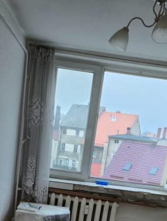 Pokój z oknem po wywiezieniu worków