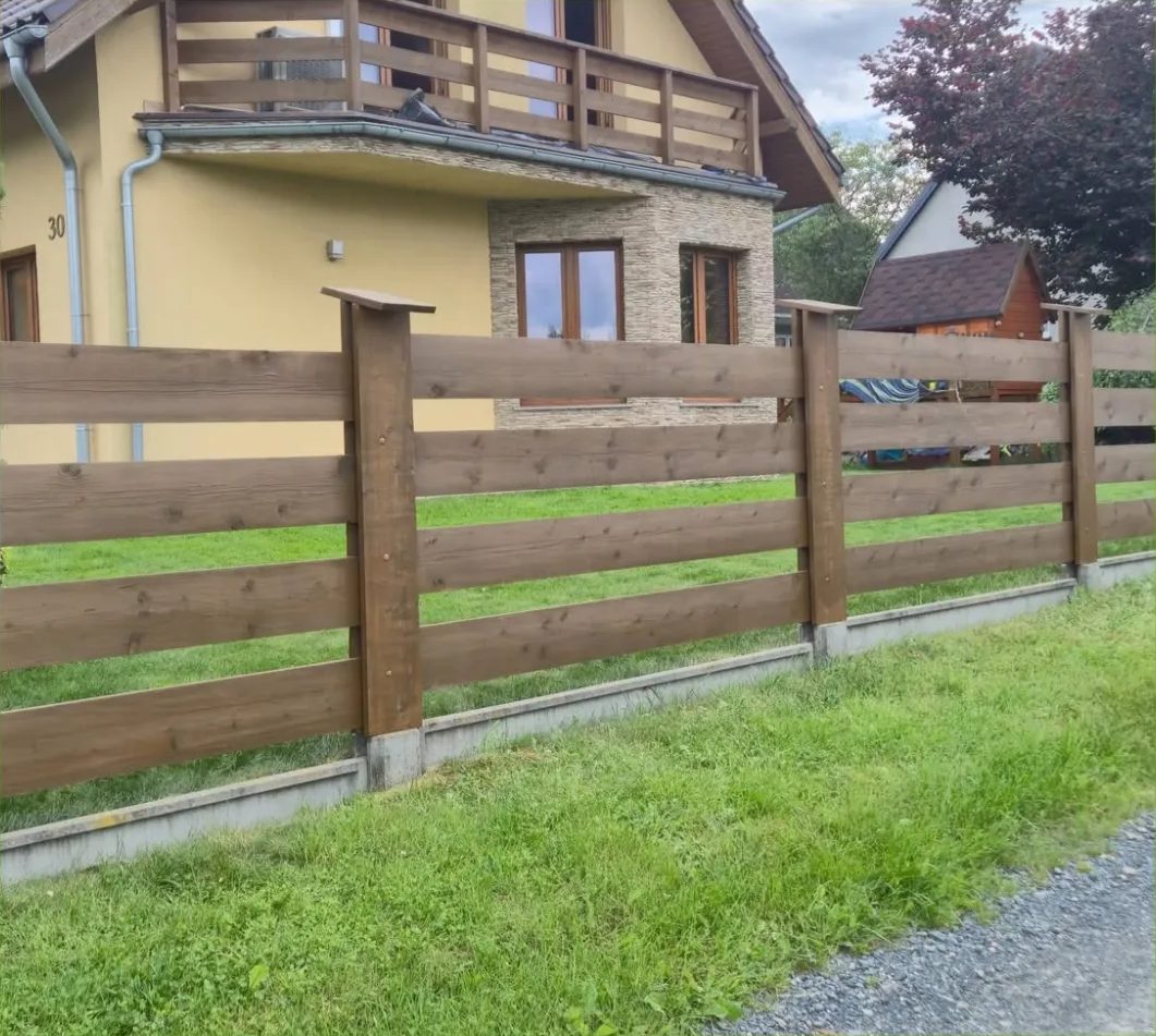Ogrodzenie po czyszczeniu i koszeniu
