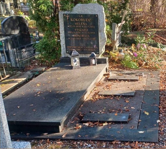 Zabrudzony grób z liśćmi przed czyszczeniem