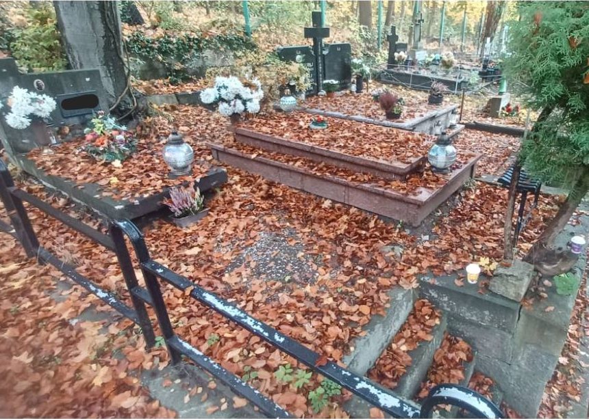 Cmentarz zasypany liśćmi przed uporządkowaniem